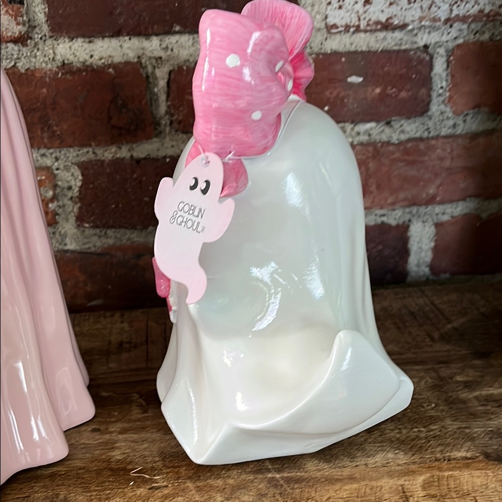 Cute Ghost Figurines with Bows - Picture 6 of 8